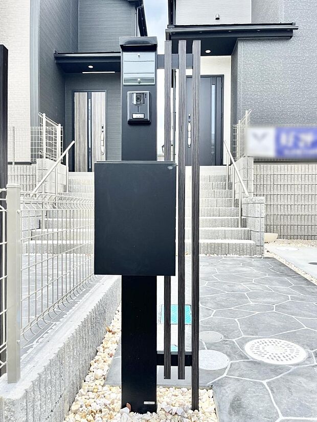 表札・インターホン・ポストをひとつに集約。エントランスになじむシンプルデザイン。