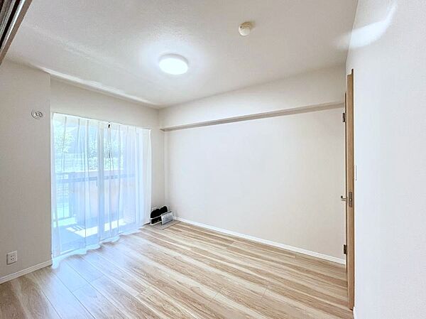 窓からのやさしい光が心地よいプライベートルーム