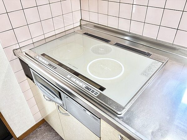 IHクッキングヒーターは天板の調理面がフラットなので調理後はサッと一拭きするだけ！
