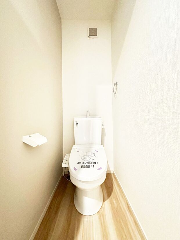 明るく清潔感のあるトイレです。