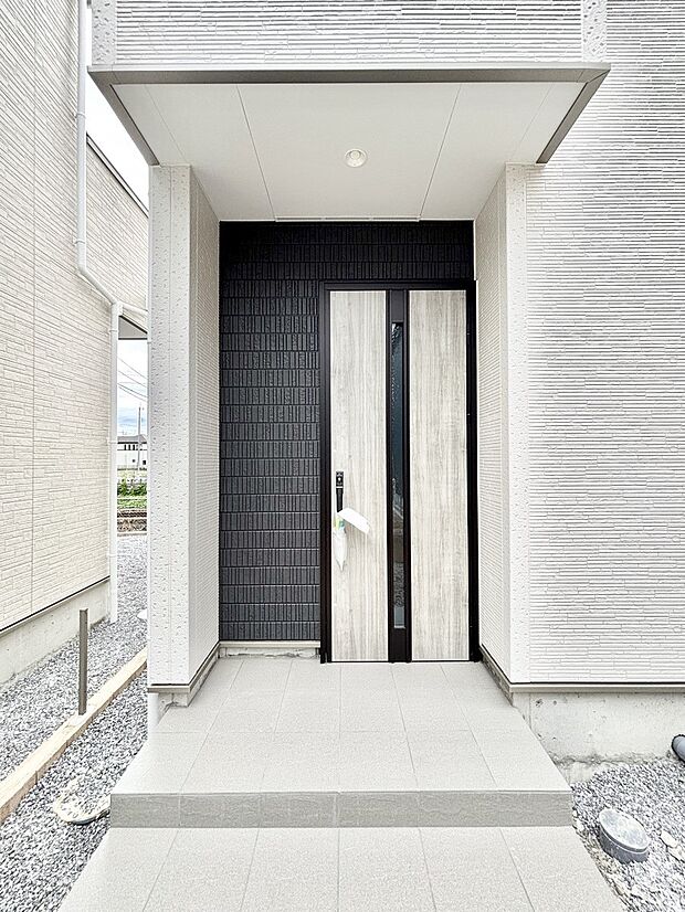 玄関前は雨が降っても濡れにくい屋根付き