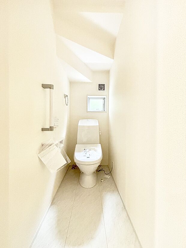 明るく清潔感のあるトイレです。
