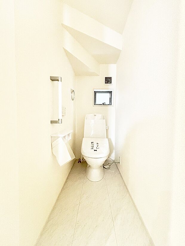 明るく清潔感のあるトイレです。