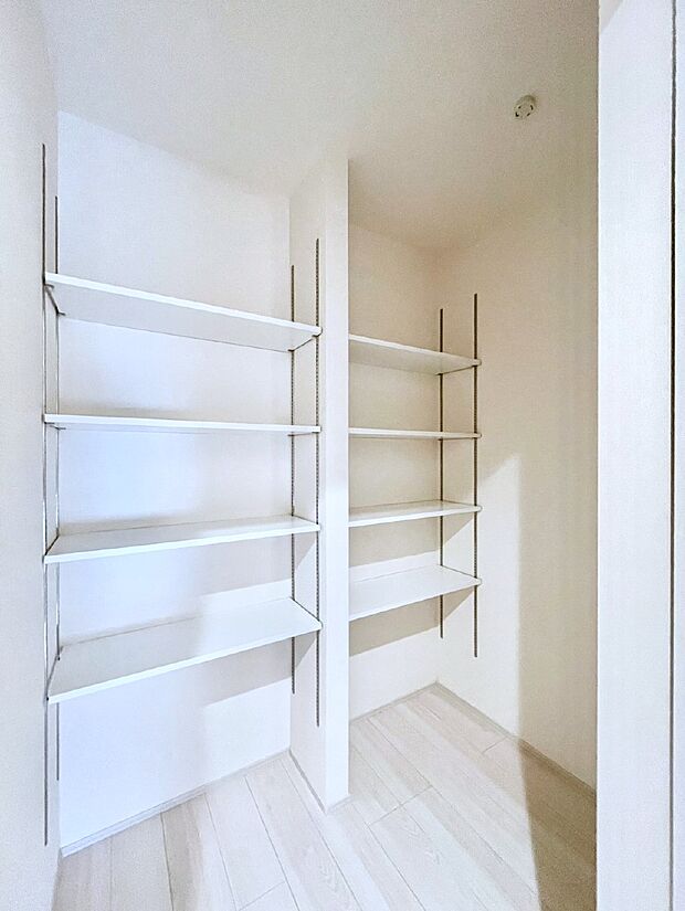 廊下収納。掃除道具や季節の小物を収納することができます。