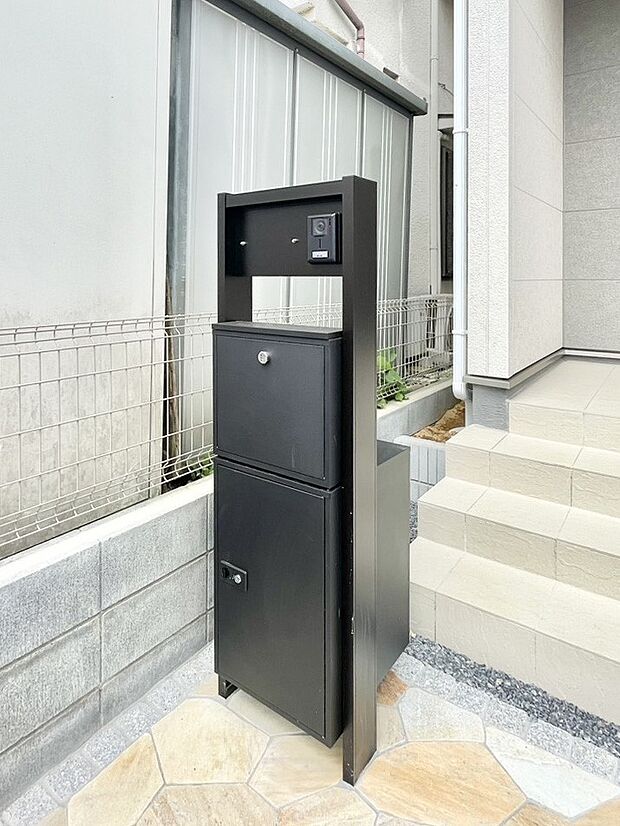 表札・インターホン・ポスト・宅配BOXをひとつに集約。エントランスになじむシンプルデザイン。