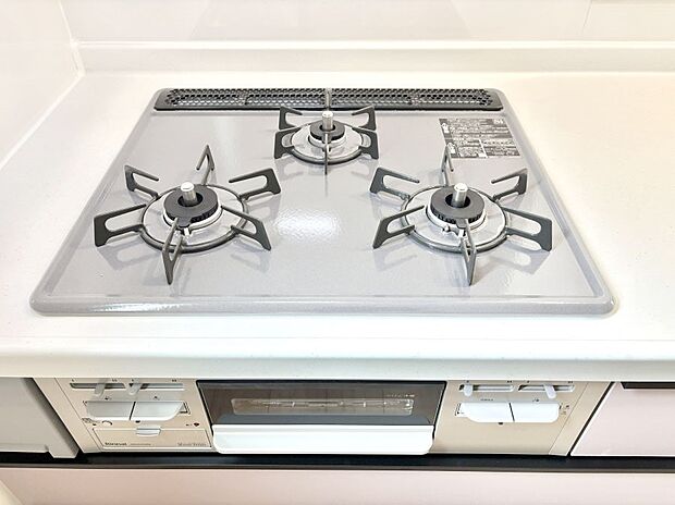 ガスコンロはＳｉセンサー搭載。火力調節や焦げ付き・消し忘れも防いでくれます。