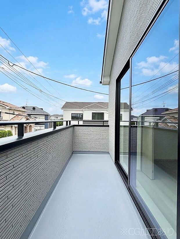 暖かな陽光が降り注ぐバルコニーはお洗濯におすすめ。爽やかな風も心地よいです。 