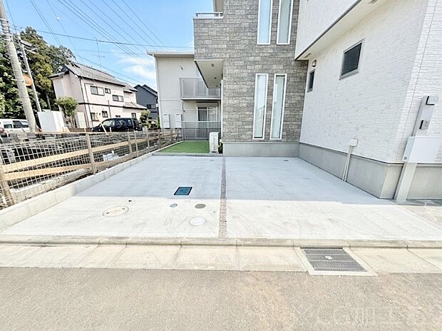 2台(車種による)駐車可!ご家族みんなの自転車も置ける広々カースペース。