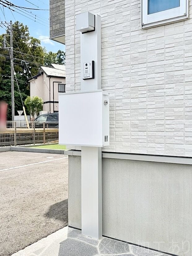 表札・インターホン・ポストをひとつに集約。エントランスになじむシンプルデザイン。