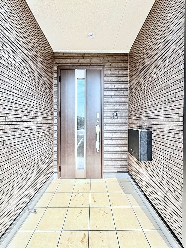 大切な家族、来客を出迎える玄関。