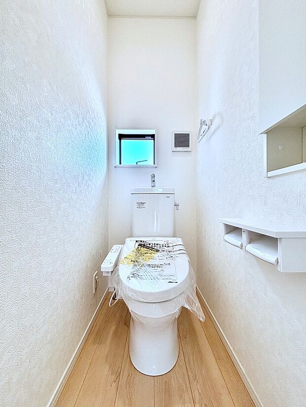明るく清潔感のあるトイレです。