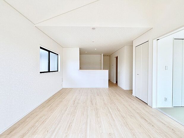 家族の笑顔が自然と生まれてくる、そんな雰囲気のダイニングに仕上がっています。