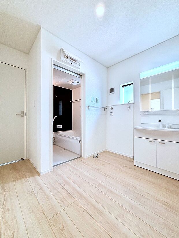小窓がついているので湿気の多い場所でも換気が十分行えます。毎日の身支度を気持ち良く!