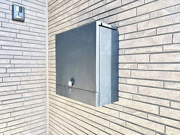 シンプルデザインのポスト。