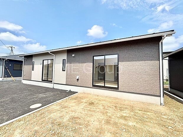 シンプルで落ち着きのある建物は住むかたの個性でオリジナルなものになっていきます。 