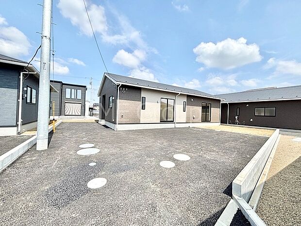 目の前が駐車場だと雨の日も大量にお買い物をした時も便利ですね