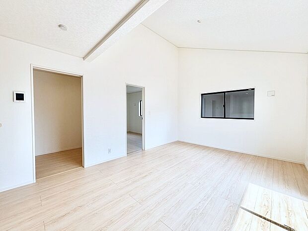 日当たりの良いリビング。お気に入りのグリーンを飾れば更に心地よさがアップ！