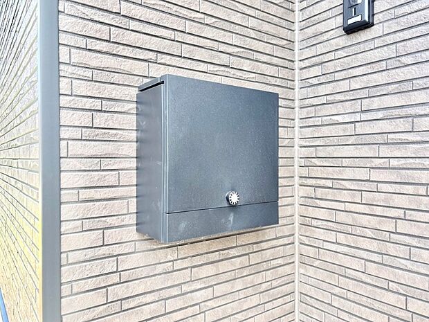 シンプルデザインのポスト。