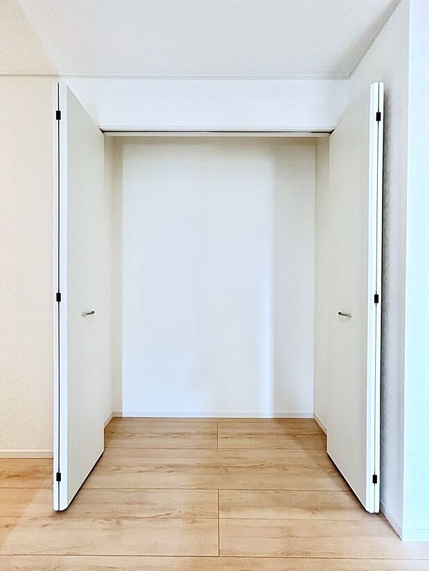 玄関ホール収納です。掃除道具やお出かけ用グッズの収納に便利です。