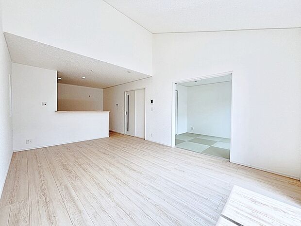 家族の笑顔が自然と生まれてくる、そんな雰囲気のダイニングに仕上がっています。