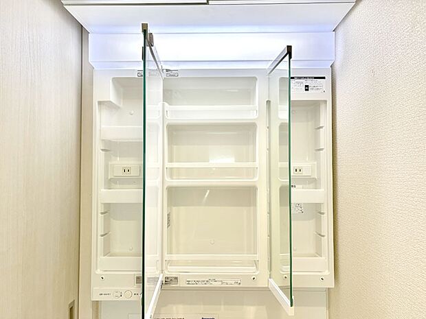 三面鏡の裏に、化粧品や衛生用品などを収納可能。洗面台をすっきりと保ちます!