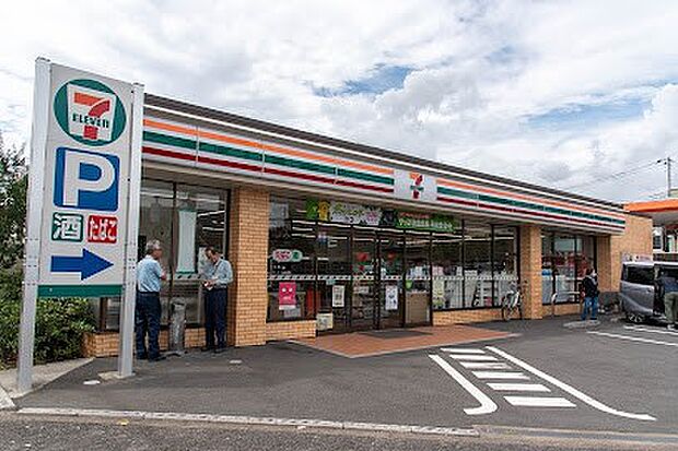 コンビニ 300m セブン-イレブン 足立大谷田店