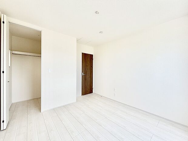 ウォークインクローゼットがあるお部屋!季節ごとの入れ替えも不要で便利です。