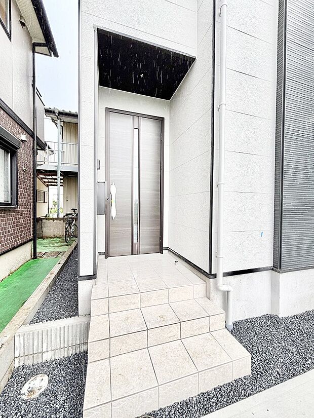 玄関前は雨が降っても濡れにくい屋根付き