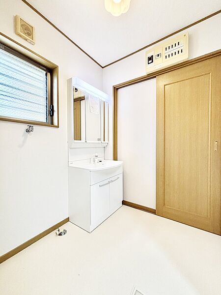 清潔感ある洗面化粧室で朝の身支度も快適