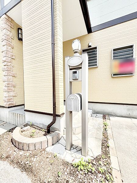 シンプルなデザインのポスト