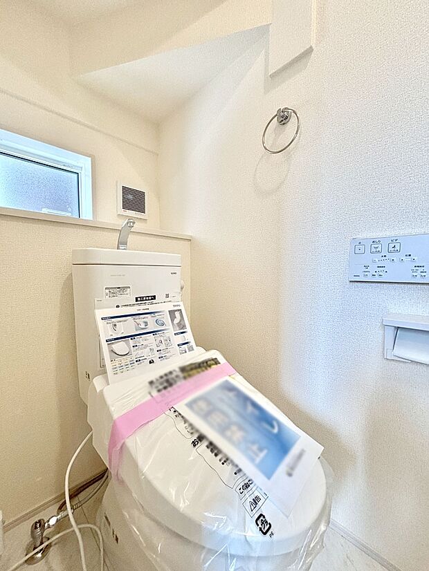 明るく清潔感のあるトイレです。