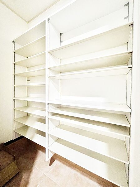 大きなものも片付くシューズクロークの活用で玄関廻りはいつでもスッキリ