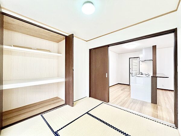 リビング隣接の和室は毎日の暮らしに癒しと安らぎをもたらしてくれます