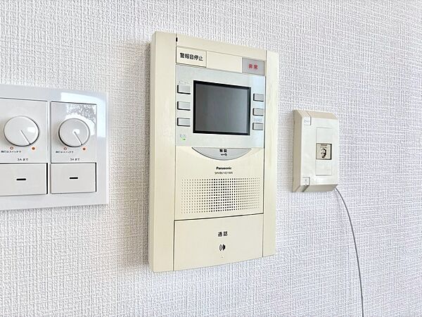 訪問者が一目でわかる安心のＴＶモニター付きインターホン。
