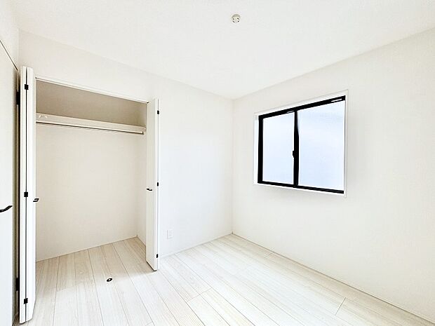 お子さまのお部屋としても!衣類の整理整頓に便利なクローゼット付きの洋室。