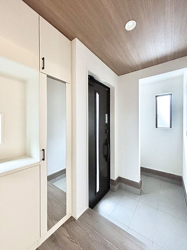 飾り棚を利用して、お越しいただくお客様をおもてなしできます。
