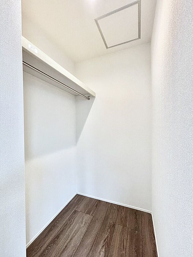 ウォークインクローゼットがあるお部屋!季節ごとの入れ替えも不要で便利です。