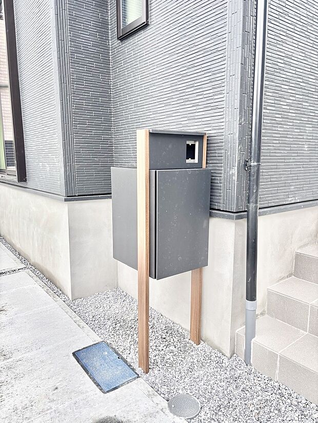 表札・インターホン・ポストをひとつに集約。エントランスになじむシンプルデザイン。