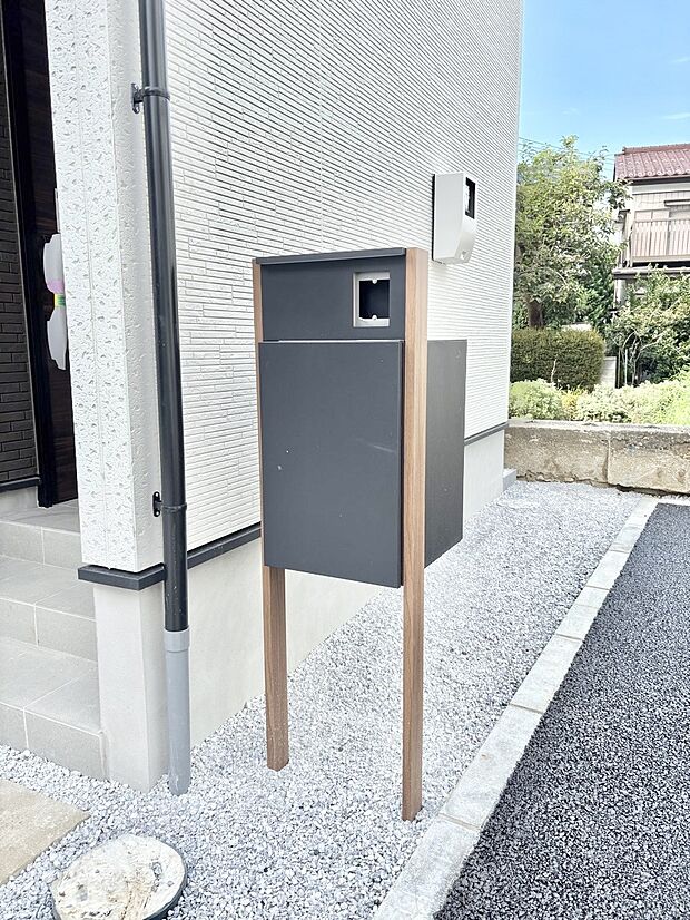表札・インターホン・ポストをひとつに集約。エントランスになじむシンプルデザイン。
