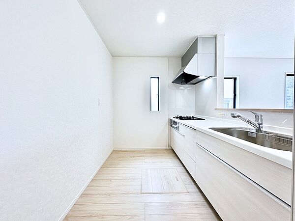 爽やかな風が通り抜けるキッチン。窓があるので明るく換気にも役立ちます。