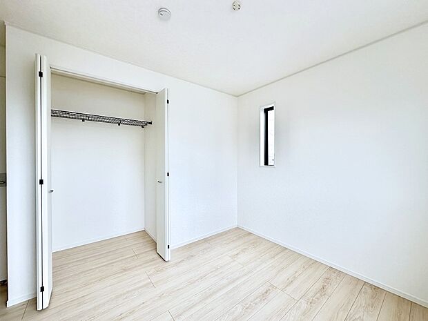 お子さまのお部屋としても!衣類の整理整頓に便利なクローゼット付きの洋室。