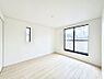 室内：バルコニーから入り込む明るい陽光！心地のよいプライベートルームです