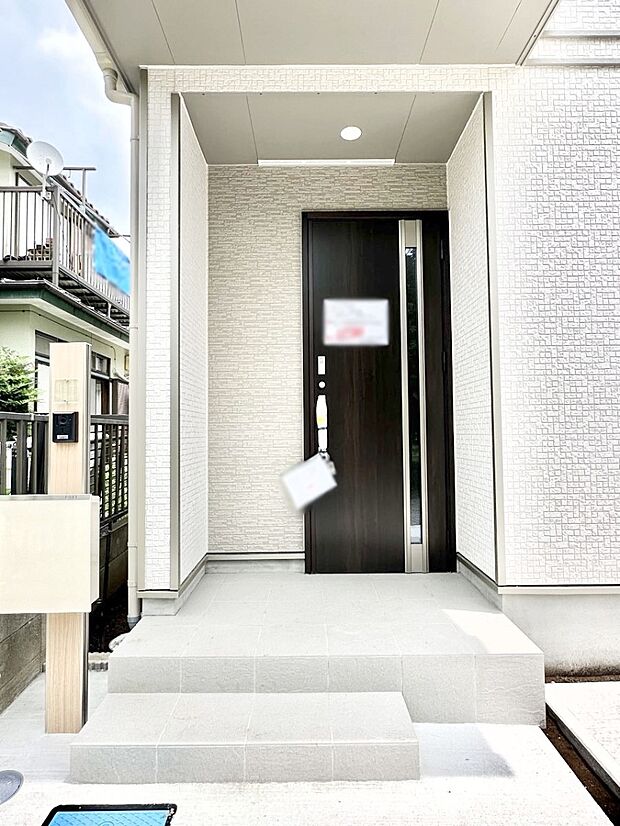 玄関前は雨が降っても濡れにくい屋根付き