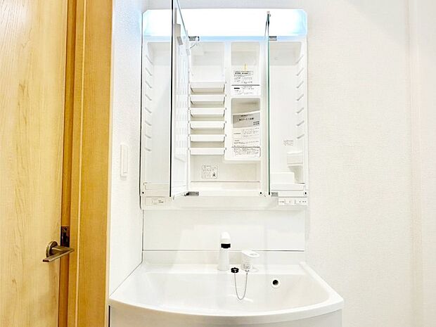 三面鏡の裏に、化粧品や衛生用品などを収納可能。洗面台をすっきりと保ちます!