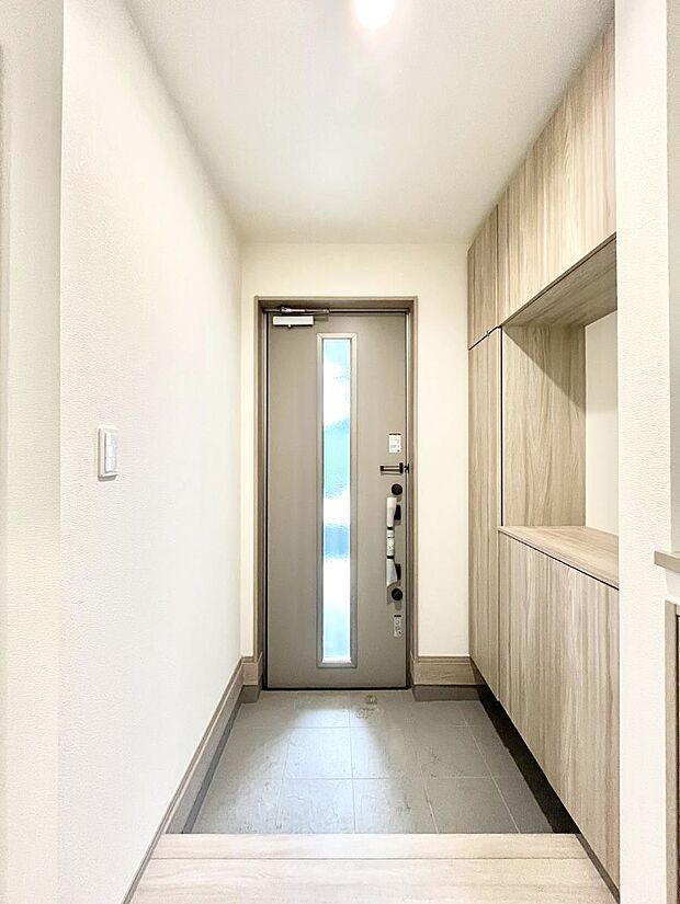 明るい玄関はお客様をお出迎えするのにぴったりです！ 