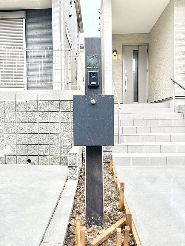 シンプルデザインのポスト。