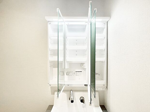 三面鏡の裏に、化粧品や衛生用品などを収納可能。洗面台をすっきりと保ちます！