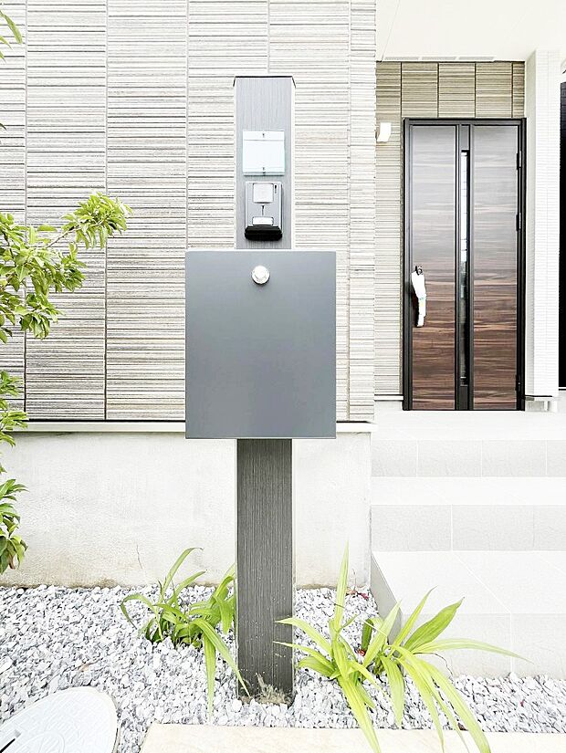 シンプルなデザインのポスト