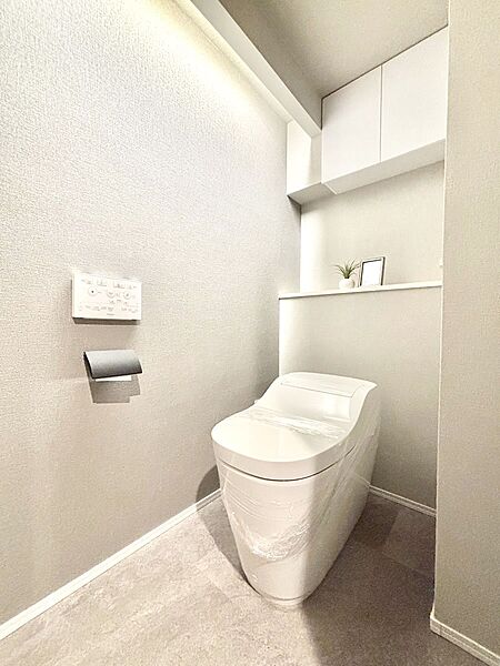 明るく清潔感のあるトイレです。