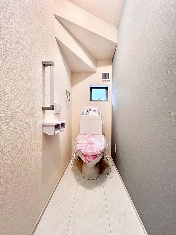 明るく清潔感のあるトイレです。